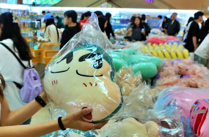 [부산=뉴시스] 부산 롯데백화점 광복점은 오는 16~29일 백화점 아쿠아몰 지하1층에서 인기 애니메이션 캐릭터 '짱구'와 커스터마이징 콘텐츠 브랜드 '꾸미버스'가 협업한 체험형 팝업스토어를 운영한다고 15일 밝혔다. (사진=롯데백화점 제공) 2025.05.15. photo@newsis.com *재판매 및 DB 금지