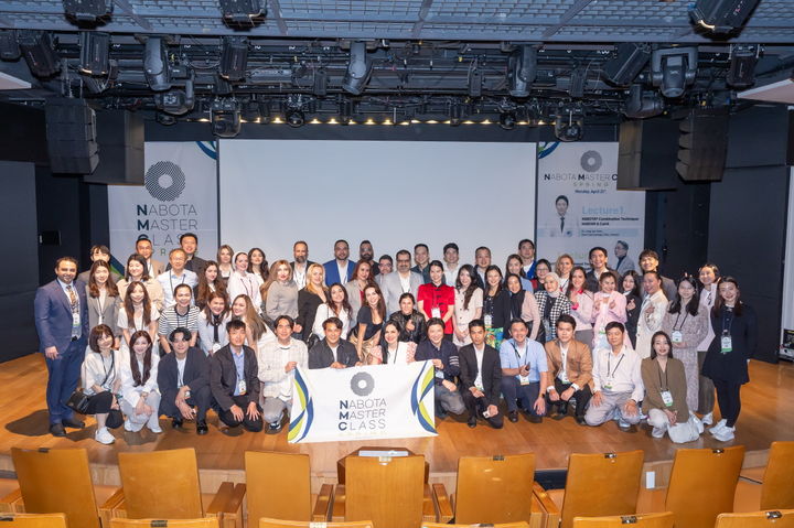 [서울=뉴시스] 딥 나보타 마스터 클래스에 참가한 의료진과 관계자들이 기념 사진을 촬영하고 있다. (사진=대웅제약) 2025.05.15. photo@newsis.com *재판매 및 DB 금지