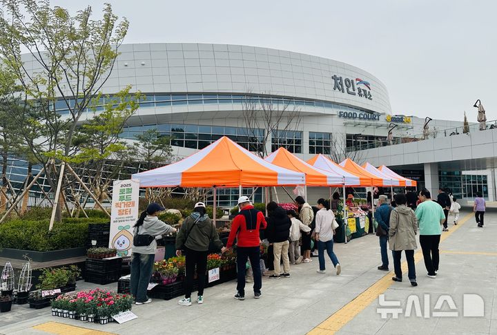 [용인=뉴시스]처인휴게소에서 매주 일요일 열리는 로컬푸드 직거래 장터.(사진=용인시 제공)2025.05.15.photo@newsis.com