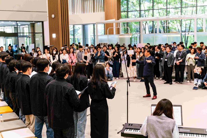 [서울=뉴시스] 2025 동호회 페스티벌에서 사내 합창 동호회가 공연을 선보이고 있다. (사진=삼성바이오로직스 제공) 2025.05.15. photo@newsis.com *재판매 및 DB 금지