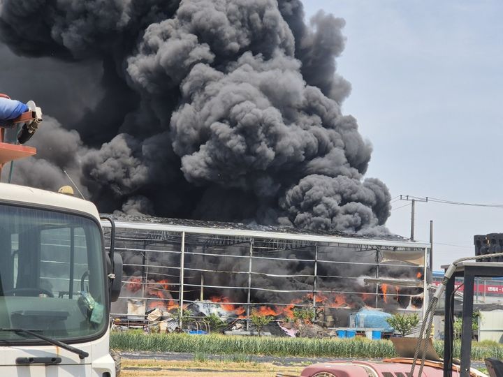 [천안=뉴시스] 천안 성환읍 플라스틱 공장 화재 모습. (사진=천안서북소방서 제공) 2025.5.15 photo@newsis.com *재판매 및 DB 금지