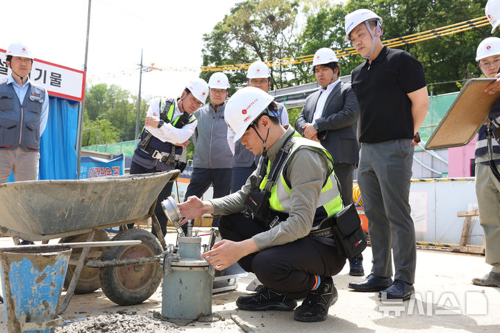 [서울=뉴시스] 롯데건설 직원이 서초 헌인마을 현장에서 '차세대 혼화제'가 적용된 콘크리트를 테스트하고 있다.