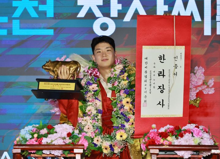 [울산=뉴시스] 울산 울주군은 소속 해뜨미씨름단 김무호 선수가 국립 한밭대학교 체육관에서 열린 ‘위더스제약 2025 민속씨름 유성온천장사씨름대회’에서 한라장사에 등극했다고 15일 밝혔다. (사진= 울주군 제공) 2025.05.15.photo@newsis.com *재판매 및 DB 금지