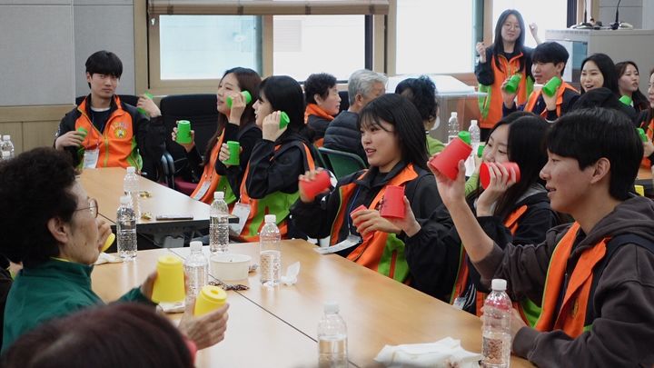 [인천=뉴시스] 인하랑 단원들과 어르신들이 함께 컵타 프로그램을 하고 있다. (사진=인하대 제공) 2025.05.15. photo@newsis.com *재판매 및 DB 금지
