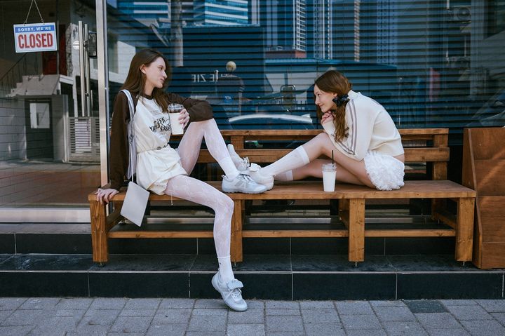 [서울=뉴시스]이랜드월드는 자사 취향 기반 패션 플랫폼 폴더(FOLDER)의 자체 브랜드 오찌(OTZ)가 25SS '플랩 스니커즈'를 출시했다고 15일 밝혔다.(사진=이랜드 제공) *재판매 및 DB 금지