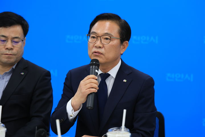 [천안=뉴시스] 박우경 기자 = 김석필 충남 천안시장 권한대행이 15일 인구 70만 달성 언론인 브리핑을 열고 인구 증가 배경에 대해 설명하고 있다. 2025.5.15 spacedust1@newsis.com *재판매 및 DB 금지