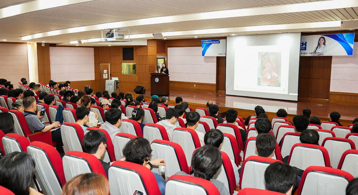 [대구=뉴시스] 영진전문대 인성 특강 100회. 서동주 변호사 특별 강연. (사진=영진전문대 제공) 2025.05.15. photo@newsis.com *재판매 및 DB 금지