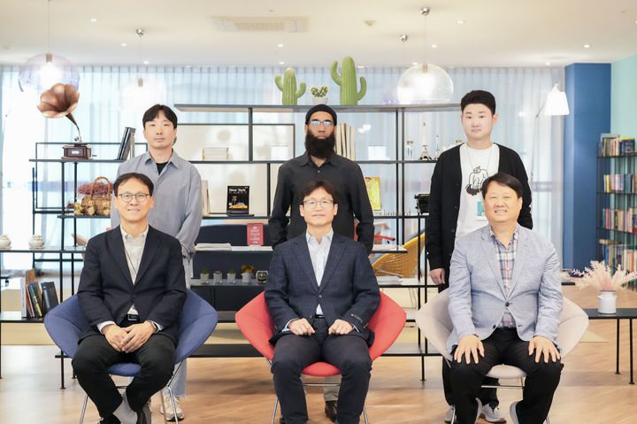 [울산=뉴시스] 구미현 기자 =UNIST 연구진. 사진 좌측하단부터 반시계방향으로 김진영 교수, 김봉수 교수, 김동석 교수, 허성현 연구원, 샤히드 아민 박사(제1저자), 손중건 연구원(제1저자). photo@newsis.com *재판매 및 DB 금지