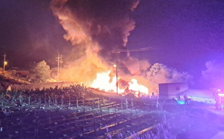 [음성=뉴시스] 15일 오전 3시28분 충북 음성군 삼성면 덕정리 한 도료 제조공장에서 불이 나 2시간 만에 꺼졌다. (사진=음성소방서 제공) 2025.5.15. photo@newsis.com *재판매 및 DB 금지