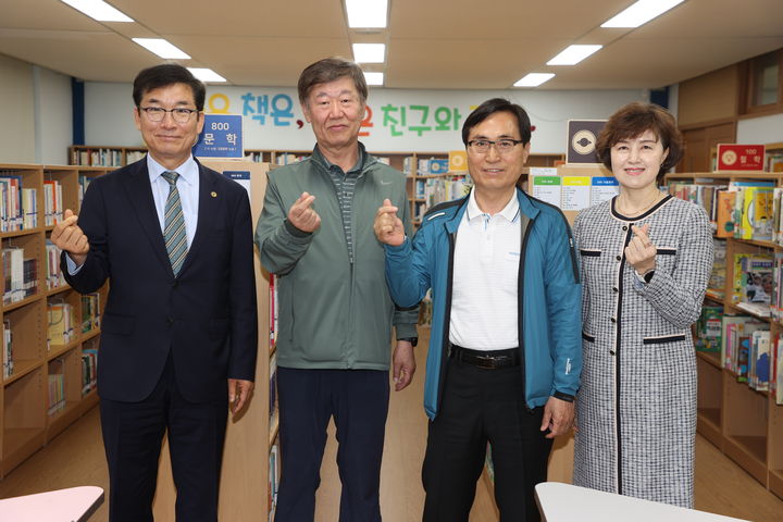 윤건영 충북도교육감(왼쪽)이 15일 덕성초등학교를 찾아 전현직 교원들과 기념사진을 찍고 있다.(사진=충북교육청 제공).2025.05.15.photo@newsis.com *재판매 및 DB 금지