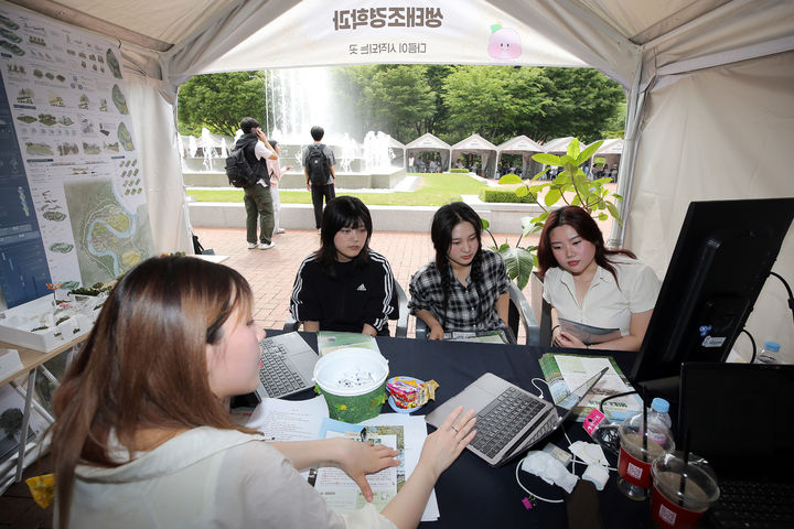 [대구=뉴시스] 계명대학교 학생성공센터는 전공 선택의 다양성을 확대하고 학생들의 진로 탐색을 지원하기 위해 ONE-STOP(원스텁) 전공 정보 박람회를 열었다고 15일 밝혔다. (사진=계명대 제공) 2025.05.15. photo@newsis.com *재판매 및 DB 금지