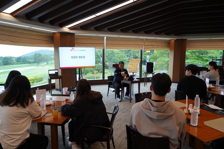 [서울=뉴시스]SK텔레콤 오픈의 디펜딩 챔피언 최경주 프로가 제주 지역 자립준비청년들을 만나 멘토링을 진행하고 있다. (사진 = SK텔레콤오픈2025 제공) 2025.05.15. photo@newsis.com *재판매 및 DB 금지