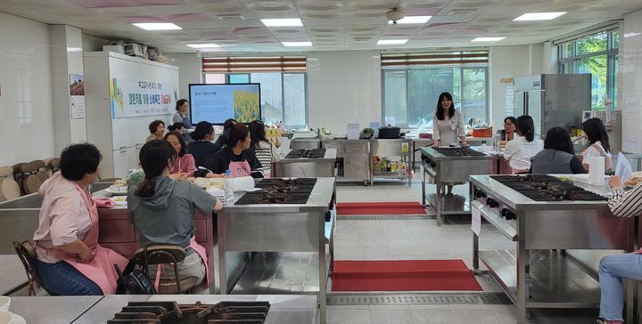 [산청=뉴시스] 산청군 학교급식 관계자 대상 앉은키밀 교육 (사진=산청군 제공) 2025. 05. 15. photo@newsis.com&nbsp; *재판매 및 DB 금지