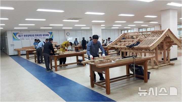 [전주=뉴시스]윤난슬 기자 = 전북대학교 한옥건축사업단은 국토교통부에서 주관하는 '2025년도 한옥 설계 전문 인력 양성 과정'과 '한옥 시공 관리자 양성 과정'에 모두 선정됐다고 15일 밝혔다.(사진=전북대 제공)