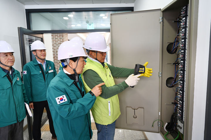 [창녕=뉴시스] 성낙인 군수와 관계자들이 남지전통시장에서 민·관 합동 집중 안전점검을 하고 있다. (사진= 창녕군 제공) 2025.05.15. photo@newsis.com *재판매 및 DB 금지