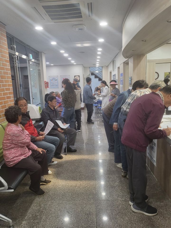 [합천=뉴시스] 합천군 65세 이상 대상포진·폐렴구균 백신 지원 모습. (사진=합천군 제공. 기사와 직접 관련이 없습니다.) 2025. 05. 15. photo@newsis.com *재판매 및 DB 금지