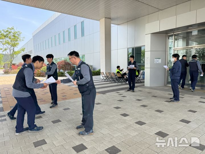 [광주=뉴시스]GM에 따르면 생산 라인의 그룹장 및 파트장 50여명으로 구성된 실천협 위원들은 지난 14일 점심시간을 이용해 노조의 상경집회에 대한 우려의 내용이 담긴 유인물을 배포했다. (사진=GGM제공)