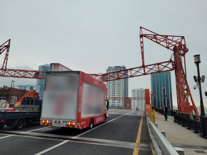 [부산=뉴시스] 15일 오전 8시40분께 부산 영도대교 입구를 지나던 선거유세차량이 4.5m 높이제한시설을 들이받았다. (사진=부산경찰청 제공) 2025.05.15. photo@newsis.com *재판매 및 DB 금지