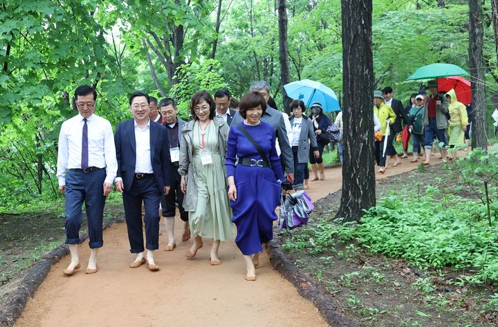 [대전=뉴시스]대전 한밭수목원에 맨발 산책길이 조성됐다.&nbsp; 이장우 시장과 조원휘 대전시의장이 맨발걷기운동본부 회원들과 맨발 산책길을 걷고 있다. (사진=대전시 제공) 2025. 05. 15 photo@newsis.com *재판매 및 DB 금지
