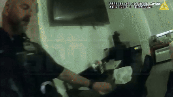 [서울=뉴시스] 레슬링 금메달리스트 카일 스나이더가 경찰의 성매매 단속 작전에 속아 적발됐다. 경찰이 공개한 보디캠 영상에 촬영된 체포 당시 상황. (사진 = TMZ 스포츠 갈무리) 2025.05.15. *재판매 및 DB 금지 *재판매 및 DB 금지