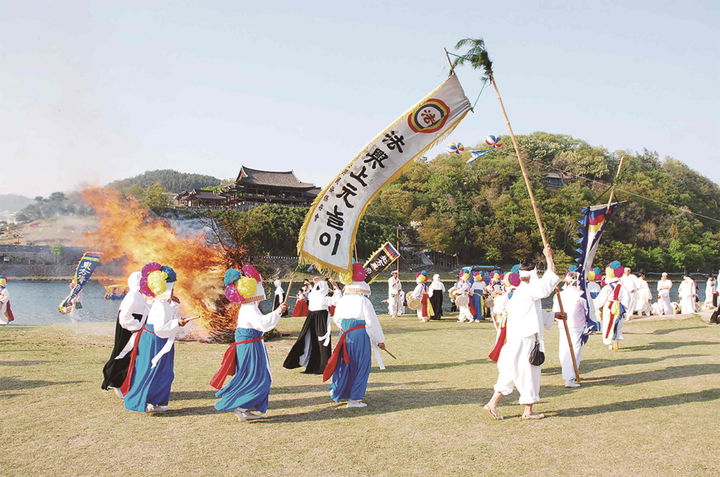 [밀양=뉴시스] 2법흥상원놀이 공연. (사진=밀양시 제공) 2025.05.15. photo@newsis.com *재판매 및 DB 금지