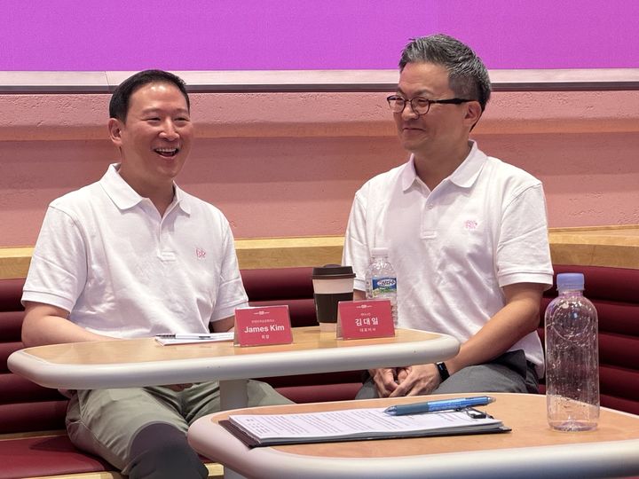 허희수 SPC그룹 부사장과 김대일 섹타나인 대표이사가 배스킨라빈스 한국 진출 40주년 기념 행사에서 대화를 나누고 있다. (사진=동효정 기자) vivid@newsis.com 2025.05.15. photo@newsis.com *재판매 및 DB 금지