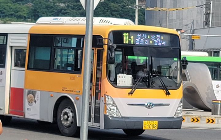 [홍천=뉴시스] 15일 홍천군(군수 신영재)은 지난해 5월 8일부터 시행한 홍천군 어르신 농어촌버스 무료이용 사업이 시행 1년 만에 누적 이용 28만3293건을 건을 기록했다 고 밝혔다. 홍천군 제공. *재판매 및 DB 금지