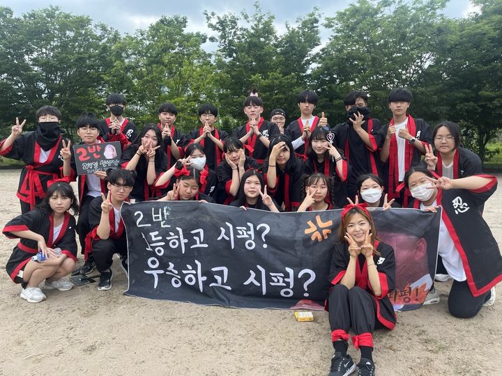 [울산=뉴시스] 구미현 기자 = 울산 다운고 이의경 교사가 학생들과 함께 기념촬영을 하고 있다. (울산시교육청 제공) photo@newsis.com *재판매 및 DB 금지