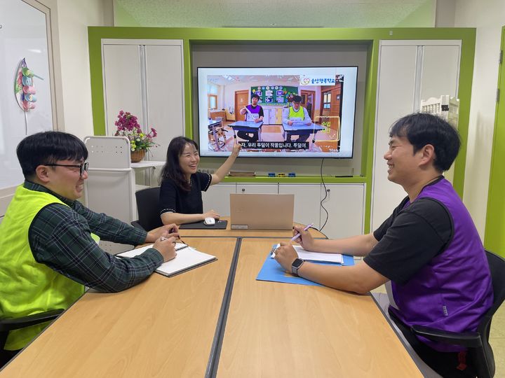 [울산=뉴시스] 구미현 기자 = 울산 행복학교 최희진 교사가 학생들과 함께 인성교육 영상 콘텐츠를 보며 대화를 나누고 있다. (울산시교육청 제공) photo@newsis.com *재판매 및 DB 금지