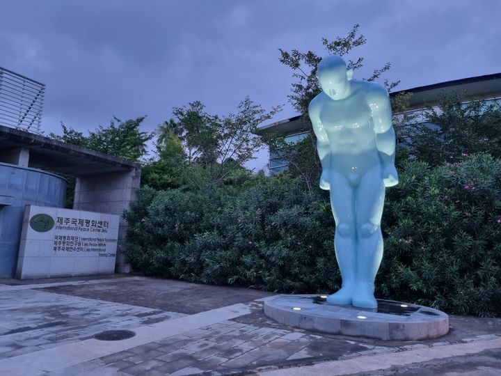 [제주=뉴시스] 제주국제평화센터에 설치된 그리팅맨. 유영호 작가의 작품으로 만남·존중·화해·평화의 메시지를 담고 있다. (사진=제주도 제공) photo@newsis.com *재판매 및 DB 금지