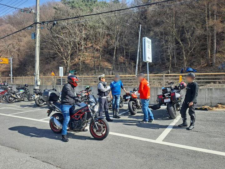 [전주=뉴시스] 전북경찰청은 바이크 등 대형 오토바이의 라이딩이 잦은 봄철을 맞아 사고 예방 활동을 전개한다고 15일 밝혔다. 경찰관이 전북 무주군에서 바이크 동호회원들을 상대로 안전 활동을 안내하고 있다. (사진=전북경찰청 제공) 2025.05.15. photo@newsis.com *재판매 및 DB 금지