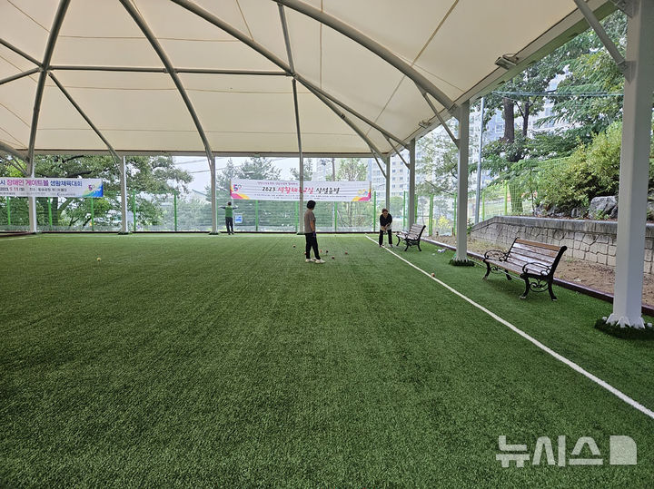 [성남=뉴시스] 지붕막이 설치된 황송공원 게이트볼장에서 시민들이 경기를 즐기고 있다 (사진=성남시 제공) 2025.05.15.photo@newsis.com