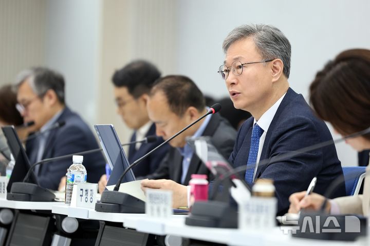 [서울=뉴시스]> 장인홍 구로구청장이 15일 오전 구청에서 열린 확대간부회의에서 규제개혁 전담반(TF) 구성 등에 대해 말하고 있다.