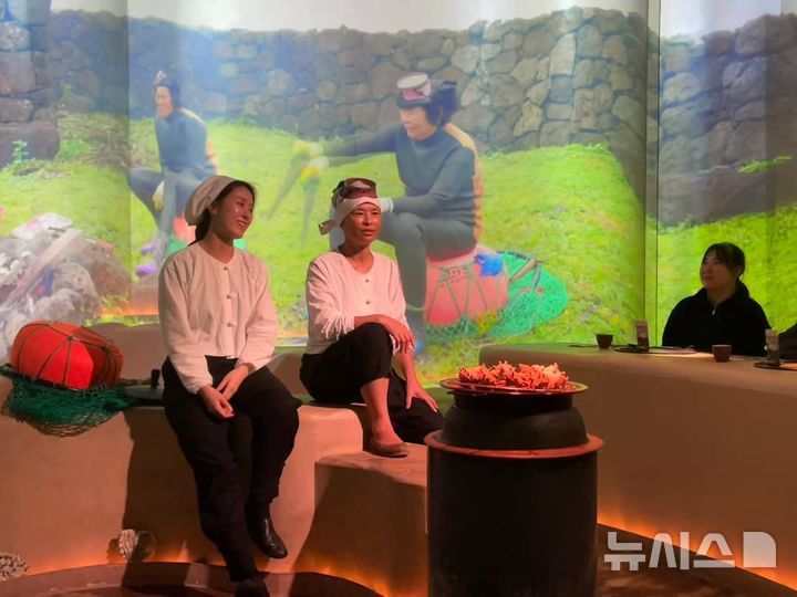 [제주=뉴시스]11일 제주시 조천읍 북촌리 '해녀의 부엌'에서 현직 해녀 등이 음식을 제공하고, 생업에 대한 이야기도 전해주고 있다. (사진=독자 제공) 2025.05.15. photo@newsis.com