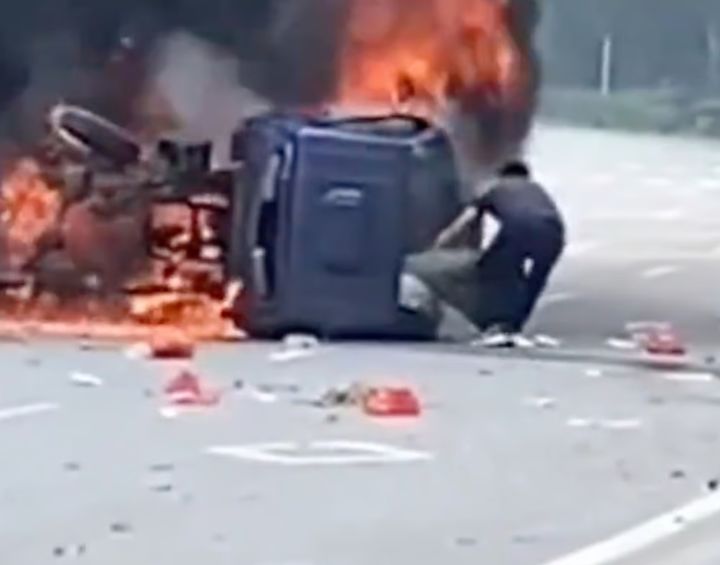 [서울=뉴시스] 중국의 한 공무원이 불에 타고 있는 차량 문을 맨손으로 뜯어내고 갇힌 운전자를 구조한 사실이 알려지며 현지에서 큰 화제를 모으고 있다. 목격자가 촬영한 영상에 포착된 구조 상황. (사진 = itouchtv 캡처) 2025.05.15. *재판매 및 DB 금지