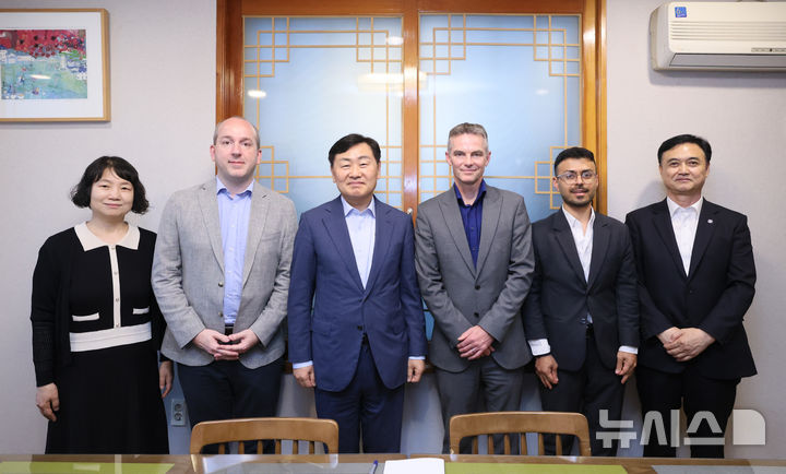 [군산=뉴시스] 김관영 전북특별도지사는 15일 군산에서 인간과 자연을 주재로 전북을 방문한 게러스위어 주한영국대사관 부대사와 면담에 앞서 기념촬영을 하고 있다. 2025.05.15 *재판매 및 DB 금지