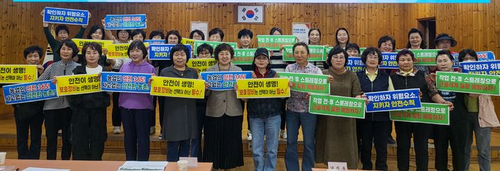 [창녕=뉴시스] 농작업 안전재해 예방 교육 후 기념촬영을 하고 있다. (사진= 창녕군 제공) 2025.05.15. photo@newsis.com *재판매 및 DB 금지