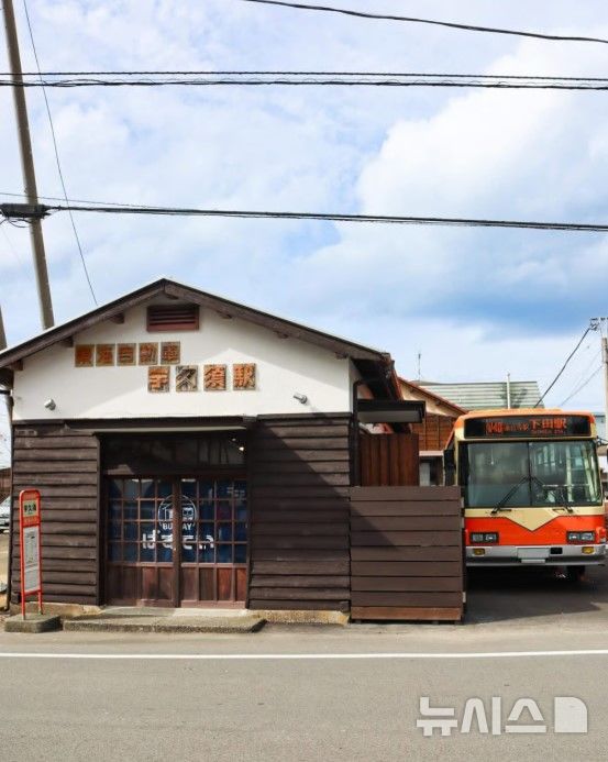 [서울=뉴시스] 시즈오카현에서는 철도뿐 아니라 버스도 숙소로 변신하고 있다. 2022년 폐쇄된 우구스 안내소는 폐기 위기를 넘기고, 도카이자동차가 이를 되살려 숙박 체험 공간 ‘버스테이(Bustay)’로 탈바꿈시켰다. (사진=SCMP/인스타그램)