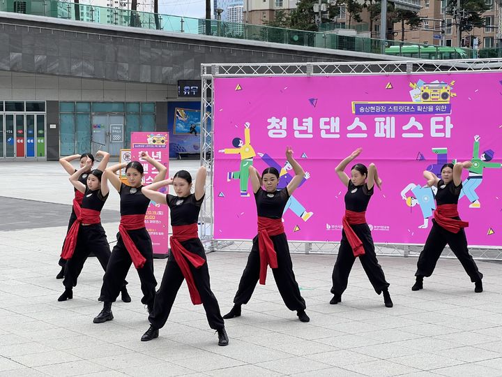 [부산=뉴시스] 송상현광장에서 청년댄스페스타가 진행되고 있다. (사진=부산시설공단 제공) 2025.05.15. photo@newsis.com *재판매 및 DB 금지