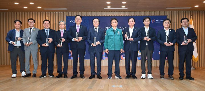 [안동=뉴시스] 15일 경북도청 다목적홀에서 지난해 실적 도정성과 우수 시·군과 우수부서에 대한 시상식이 진행되고 있다. (사진=경북도 제공) 2025.05.15. photo@newsis.com *재판매 및 DB 금지