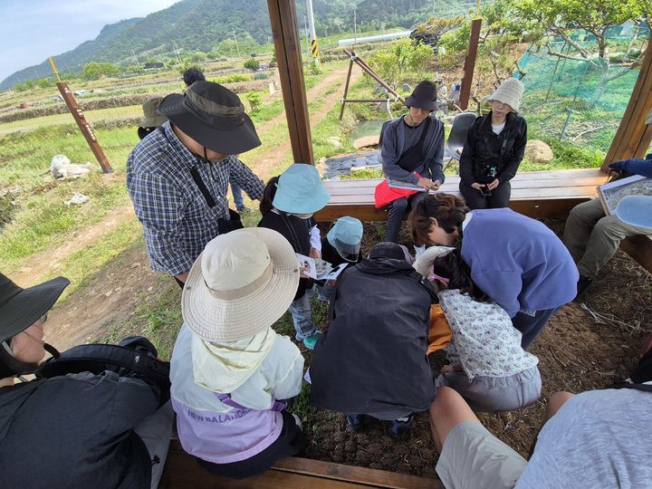 [고성(경남)=뉴시스] 신정철 기자= 경남 고성군은 5월부터 11월까지 ‘생태와 전통의 공간 둠벙’이라는 주제로 둠벙과 갯벌을 활용한 생태관광 프로그램을 운영한다고 15일 밝혔다.사진은 생태관광 프로그램 운영 모습.(사진=고성군 제공).2025.05.15. photo@newsis.com *재판매 및 DB 금지
