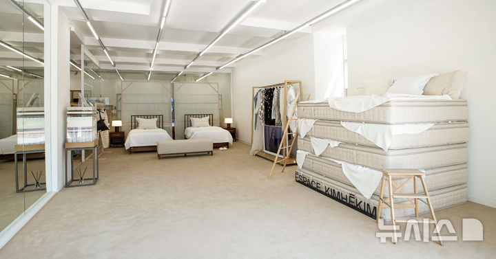 [서울=뉴시스] 신세계까사 마테라소, 하이엔드 패션 브랜드 '김해김'과 협업 전시. (사진= 신세계까사 제공)