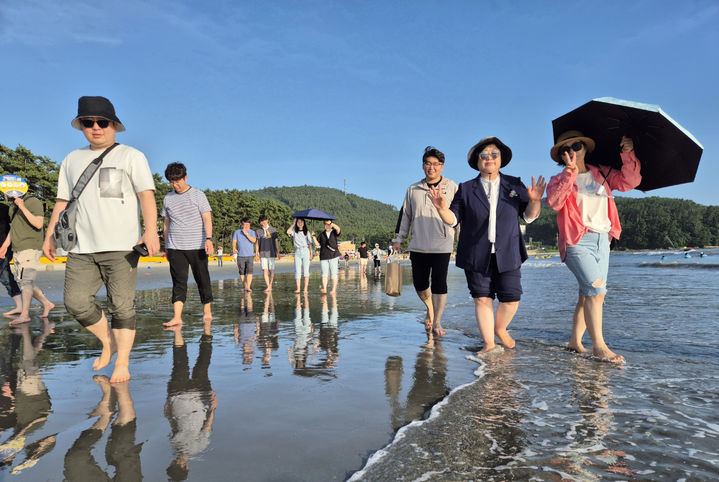 [해남=뉴시스]송호해변 맨발걷기. (사진=해남군 제공) 2025.05.15. photo@newsis.com *재판매 및 DB 금지
