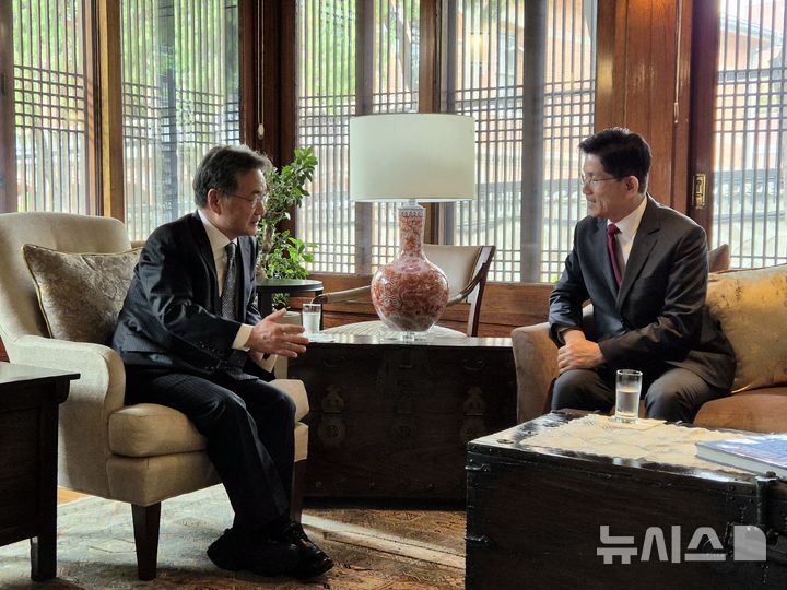 [서울=뉴시스]김문수(오른쪽) 국민의힘 대선 후보가 15일 주한미국대사관저인 하비브 하우스에서 조셉 윤 주미대사대리와 오찬 겸 회담을 진행하고 있다. (사진=주한미국대사관 제공) 2025.05.15.