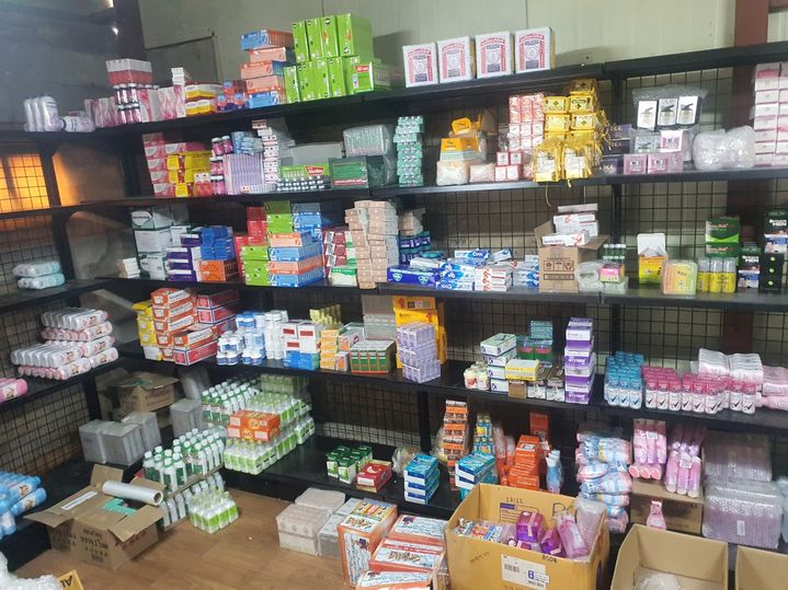 [무안=뉴시스] 전남경찰청은 일반·전문 의약품을 밀반입해 공급·판매한 수출입 회사 대표와 동남아 식품 마트 업주 등 64명을 검거했다. 사진은 현장에서 적발한 의약품. (사진 = 전남경찰청 제공) 2025.05.15. photo@newsis.com *재판매 및 DB 금지