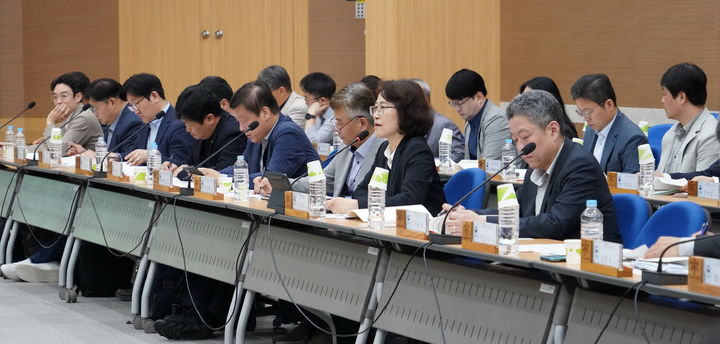 [대전=뉴시스] 이미라 산림청 차장(오른쪽에서 두번째)이 15일 정부대전청사에서 '영남지역 산불피해 복원·복구 추진단' 전체회의를 주재하고 있다.(사진=산림청 제공) *재판매 및 DB 금지