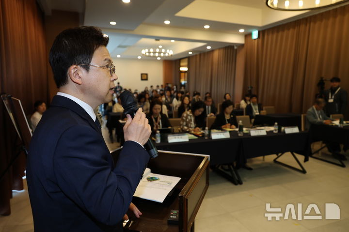 [포항=뉴시스] 경북 포항시가 세계녹색성장포럼(WGGF) 연계 행사로 15일 라한호텔 포항에서 국내 최초로 타운홀 COP를 개최해 시민주도형 기후 변화 대응 전략을 모색했다. 타운홀 COP에서 도명 시 환경국장이 '시민과 함께하는 기후 행동 선도 도시 포항'이란 주제로 발표하는 모습. (사진=포항시 제공) 2025.05.15. photo@newsis.com