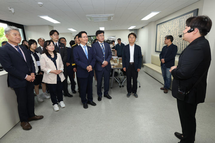 새롭게 이전·개관 한 고창동학농민혁명기념관을 둘러보는 심덕섭 고창군수.(사진=고창군 제공) *재판매 및 DB 금지