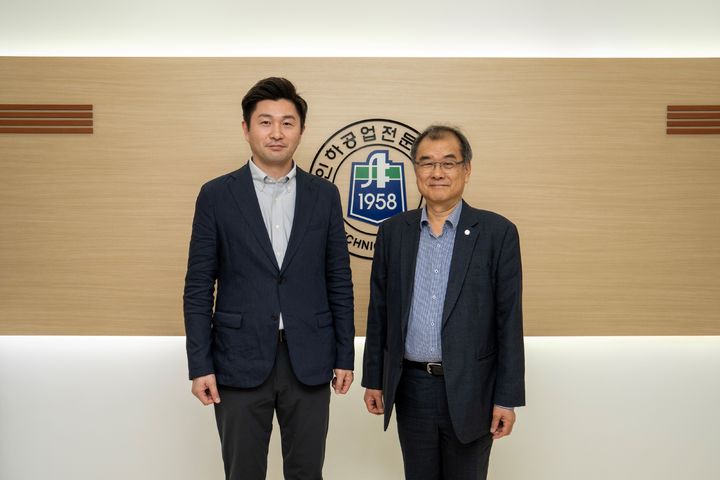 [인천=뉴시스] 김성찬(오른쪽) 인하공전 총장과 우메자와 타다히로(Umezawa Tadahiro) 일본항공대학교 총장이 기념촬영을 하고 있다. (사진=인하공전 제공) 2025.5.15. photo@newsis.com *재판매 및 DB 금지