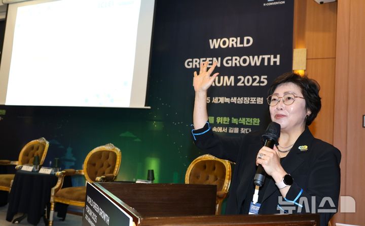 [포항=뉴시스] 경북 포항시가 세계녹색성장포럼(WGGF) 연계 행사로 15일 라한호텔 포항에서 국내 최초로 타운홀 COP를 개최해 시민 주도형 기후 변화 대응 전략을 모색했다. 박연희 이클레이(ICLEI) 한국사무소장이 '국제 기후 정책과 지방 정부'를 주제로 발표하는 모습. (사진=포항시 제공) 2025.05.15. photo@newsis.com